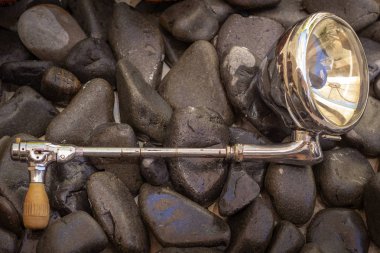 Atış çakıl arka planda, vintage retro tarzı kavramı fotoğraflandı, otomobiller içinde kullanılan bir antika 1930'ların yönlü el spot kapatın.