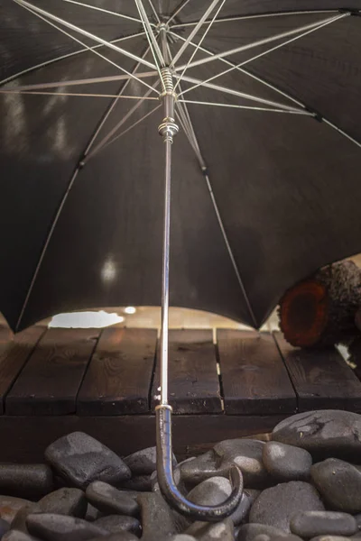 特写镜头的古董1950的黑色雨伞 复古复古风格的概念 — 图库照片