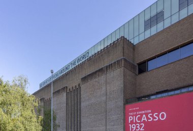 Londra, İngiltere - 2 Ağustos 2018: Dış içinde eski Güney banka güç istasyonu, Londra Southwark Borough Bankside alan üzerinde yer alan Tate Modern Sanat Galerisi.