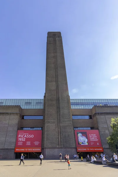 Londyn Sierpień 2018 Ludzie Zewnątrz Tate Modern Art Gallery Znajduje — Zdjęcie stockowe