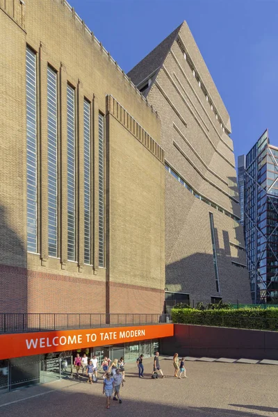 London August 2018 People Exterior Tate Modern Art Gallery Located — Stock Photo, Image