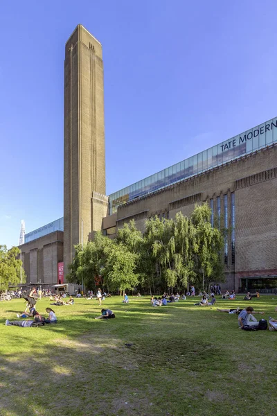 Londyn Sierpień 2018 Ludzie Zewnątrz Tate Modern Art Gallery Znajduje — Zdjęcie stockowe