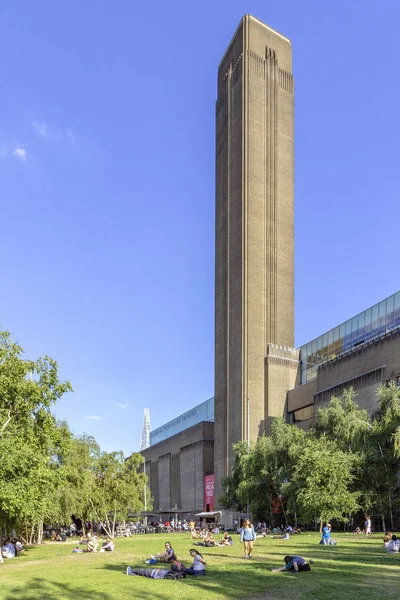 London August 2018 People Exterior Tate Modern Art Gallery Located — Stock Photo, Image