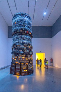 Londra, İngiltere - 2 Ağustos 2018: İç içinde eski Güney banka güç istasyonu, Londra Southwark Borough Bankside alan üzerinde yer alan ünlü Tate Modern Sanat Galerisi, ziyaretçi.