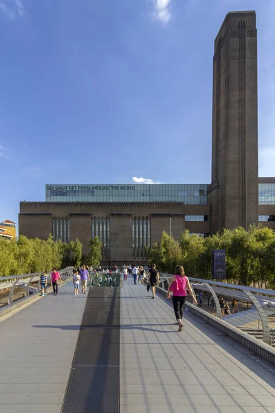 London August 2018 People Famous Millenium Bridge Whit Tate Modern — Stock Photo, Image