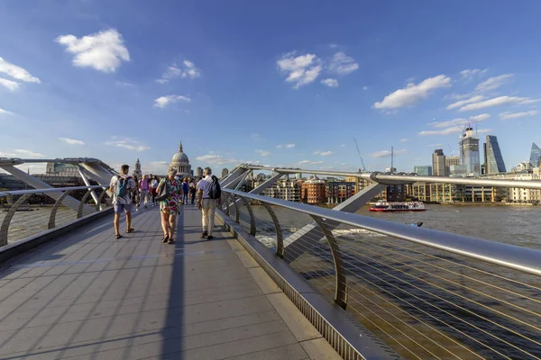 Londra Regno Unito Agosto 2018 Persone Famoso Millenium Bridge Con — Foto Stock