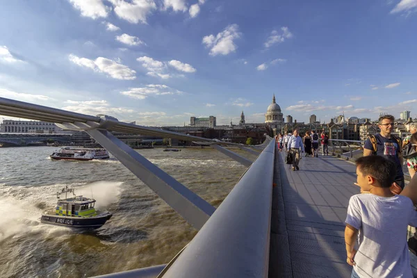 Londra Regno Unito Agosto 2018 Persone Famoso Millenium Bridge Con — Foto Stock