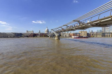 Ünlü Millenium Bridge, whit St Paul Katedrali arka planda, London, Büyük Britanya. 