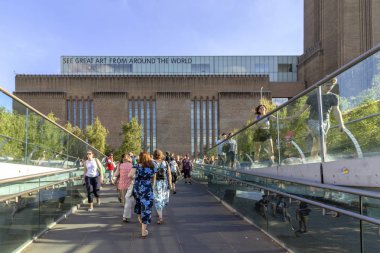 Londra, İngiltere - 2 Ağustos 2018: İnsanlar ünlü Millenium Bridge, whit Tate Modern Sanat Galerisi arka planda, London, Büyük Britanya.