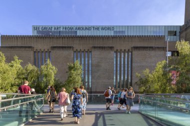 Londra, İngiltere - 2 Ağustos 2018: İnsanlar ünlü Millenium Bridge, whit Tate Modern Sanat Galerisi arka planda, London, Büyük Britanya.