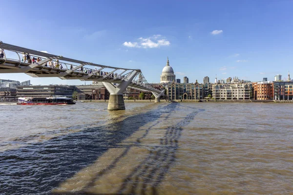 Famoso Millenium Bridge Con Cattedrale Paul Sullo Sfondo Londra Regno — Foto Stock