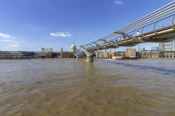 Famoso Millenium Bridge Con Cattedrale Paul Sullo Sfondo Londra Regno — Foto Stock