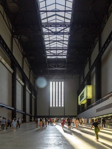 London August 2018 Visitors Interior Famous Tate Modern Art Gallery — Stock Photo, Image