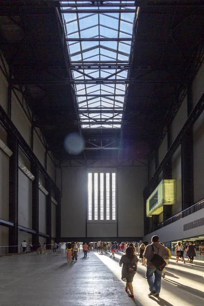 London August 2018 Besucher Inneren Der Berühmten Tate Modern Art — Stockfoto