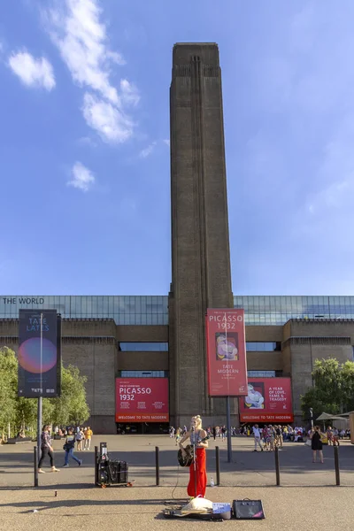 London August 2018 Artist Public Exterior Tate Modern Art Gallery — Stock Photo, Image