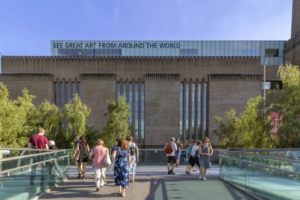 Londyn Sierpień 2018 Ludzie Słynnego Mostu Millenium Odrobina Tate Modern — Zdjęcie stockowe
