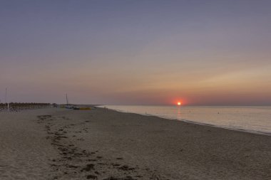 Güzel Ilha görünümünde gündoğumu yapın Farol (Fener Adası), Ria Formosa ünlü doğa hedef Algarve kıyısında, Portekiz.
