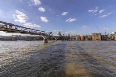 Ünlü Millenium Bridge, whit St Paul Katedrali arka planda, London, Büyük Britanya. 