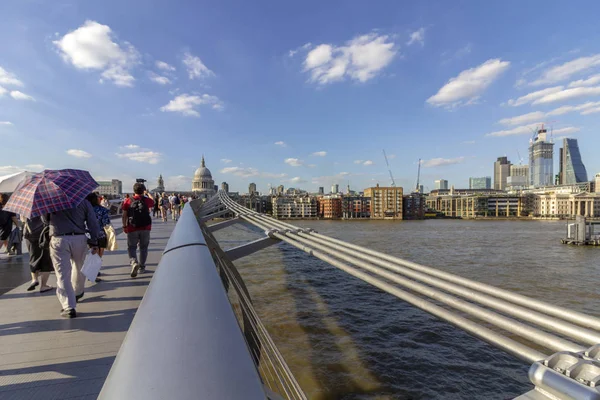 Famoso Millenium Bridge Con Cattedrale Paul Sullo Sfondo Londra Regno — Foto Stock