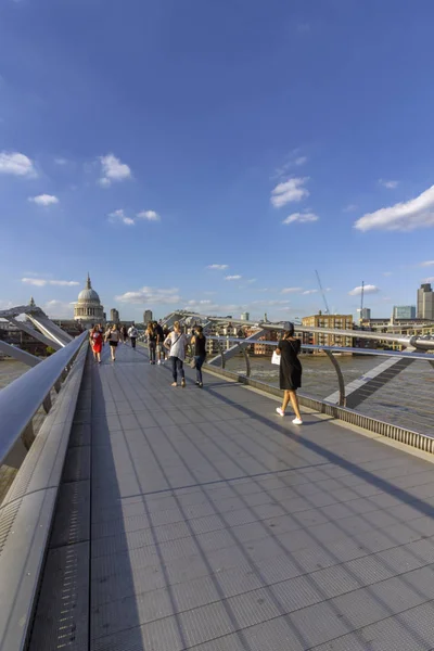 Persone Che Camminano Sul Famoso Millenium Bridge Con Cattedrale Paul — Foto Stock