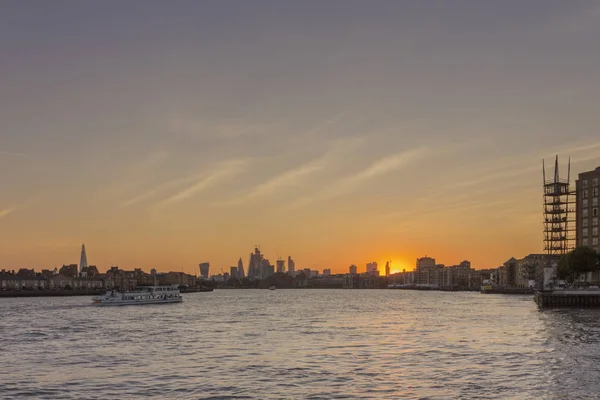 Kanarienvogel Ufer Des Flusses Sonnenuntergang Wolkenlandschaft Blick London Stadt Vereinigtes — Stockfoto