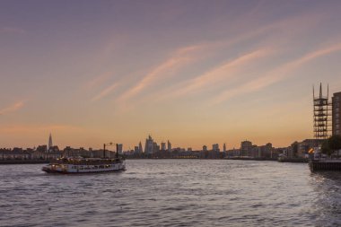 Canary wharf nehir günbatımı cennet görünümü, London city, Amerika Birleşik Devletleri.