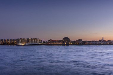 Canary wharf nehir alacakaranlıkta görünümü, London city, Amerika Birleşik Devletleri.