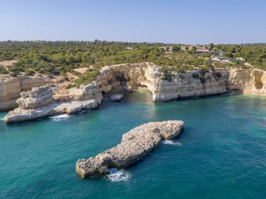 Hava deniz Praia Albandeira, popüler plaj hedef Algarve barlavento kayalık uçurum Coast içinde. Güney Portekiz.