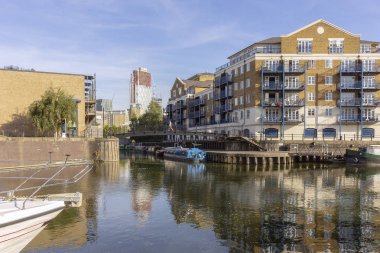 Tekneler ve yatlar Limehouse Havzası marinada Canary wharf nehir alan, London city, Amerika Birleşik Devletleri demirleyen.