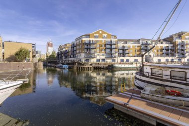 Tekneler ve yatlar Limehouse Havzası marinada Canary wharf nehir alan, London city, Amerika Birleşik Devletleri demirleyen.