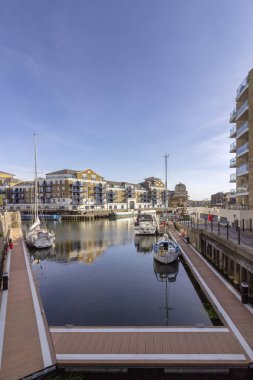 Tekneler ve yatlar Limehouse Havzası marinada Canary wharf nehir alan, London city, Amerika Birleşik Devletleri demirleyen.