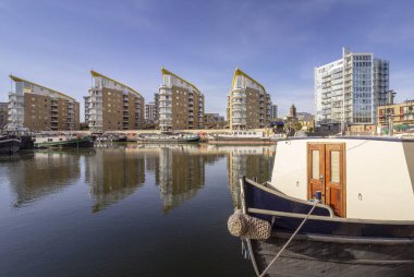 Tekneler ve yatlar Limehouse Havzası marinada Canary wharf nehir alan, London city, Amerika Birleşik Devletleri demirleyen.