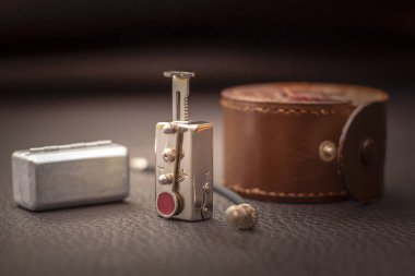 Bir antika 1940 Vintage analog fotoğraf kamera kendi kendine çekim, retro tarzı kavramı atış kapatmak.