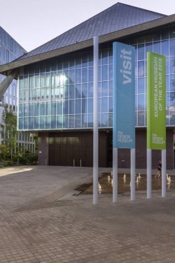 Londra, İngiltere - 6 Ağustos 2018: Dış mimari cephe Kensington, West London city, Amerika Birleşik Devletleri bulunan Tasarım Müzesi Galerisi. 