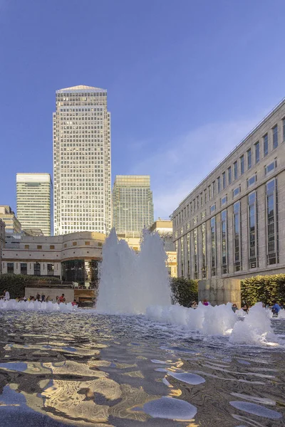 Canary Wharf Plaza Funtain Moderní Budovy London City Velká Británie — Stock fotografie