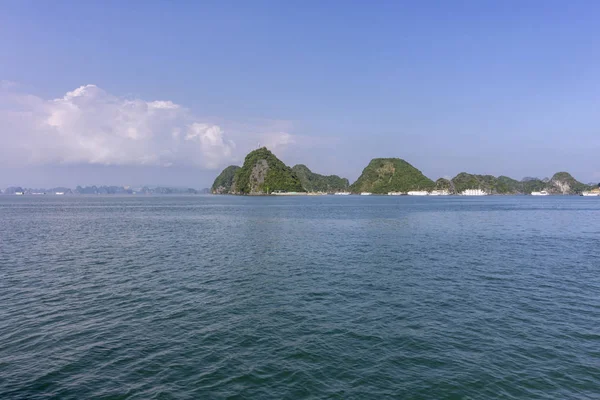 下龙湾 下龙湾 在亚洲的热门旅游目的地的美丽全景 越南南海的通金湾 — 图库照片