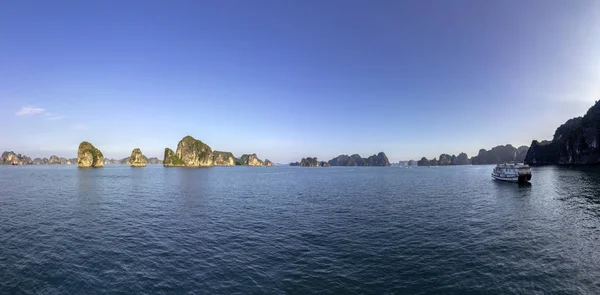 Mooi Panorama Van Long Bay Aflopend Dragon Bay Populaire Toeristische — Stockfoto
