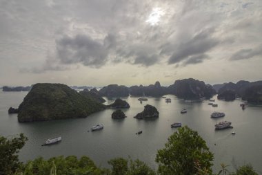 Asya Ha uzun yuva (azalan ejderha yuva) popüler turizm güzel Panoraması. Tonkin Körfezi Güney Çin Denizi, Vietnam. 