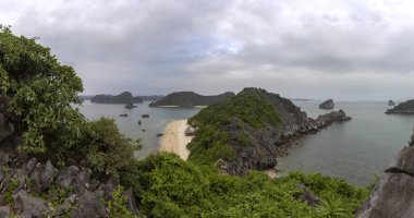 Maymun adası plaj panoramik senaryo Lan Ha defne, simgesel yapı hedef, kedi Ba Adaları (Güney Halong bay), Vietnam.