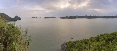Maymun adası panoramik senaryo Lan Ha defne, simgesel yapı hedef, kedi Ba Adaları (Güney Halong bay), Vietnam.