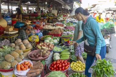 Hoi An, Vietnam - 30 Ekim 2018. İnsanlar yerel sokak taze gıda pazarında Hoi An, Vietnam