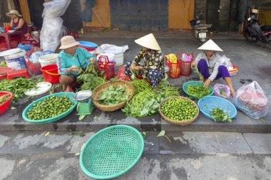 Hoi An, Vietnam - 30 Ekim 2018. İnsanlar yerel sokak taze gıda pazarında Hoi An, Vietnam