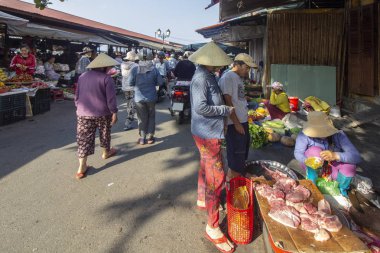Hoi An, Vietnam - 30 Ekim 2018. İnsanlar yerel sokak taze gıda pazarında Hoi An, Vietnam