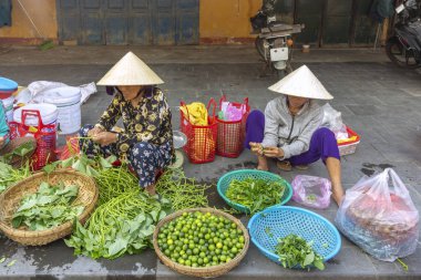 Hoi An, Vietnam - 30 Ekim 2018. İnsanlar yerel sokak taze gıda pazarında Hoi An, Vietnam