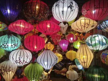 Hoi An, şehir eski kasaba dükkanında geleneksel fenerler arka plan UNESCO Dünya Miras Listesi olduğunu ve onun Tarih, kültür ve mimari, Vietnam için ünlü.