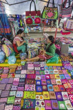 Luang Prabang, Laos. 23 Ekim 2018 - gece geleneksel Hediyelik eşya pazarı, Luang Prabang şehir, Laos