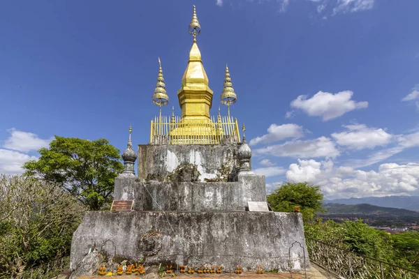 老挝琅勃拉邦普西山山顶上的金色佛塔 — 图库照片