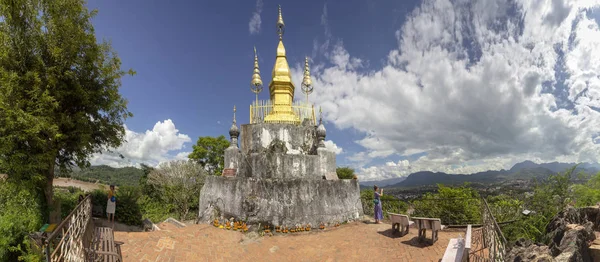 Zlatá Stúpa Vrcholu Mount Phou Luang Prabang Laos — Stock fotografie