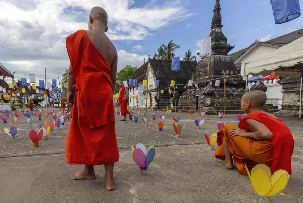 老挝琅勃拉邦万迈寺 佛教僧侣为庆祝布恩 潘萨节准备蜡烛 — 图库照片