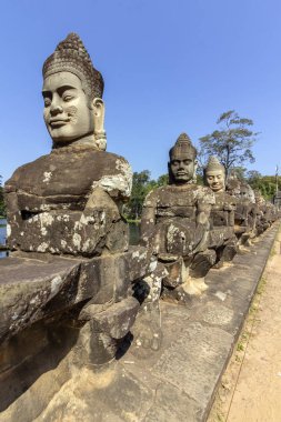 Güney Kapısı girişi Angkor Thom, son ve en kalıcı başkenti Khmer İmparatorluğu, UNESCO miras için ayrıntı, Angkor Historical Park taş heykel. Siem Reap, Kamboçya.